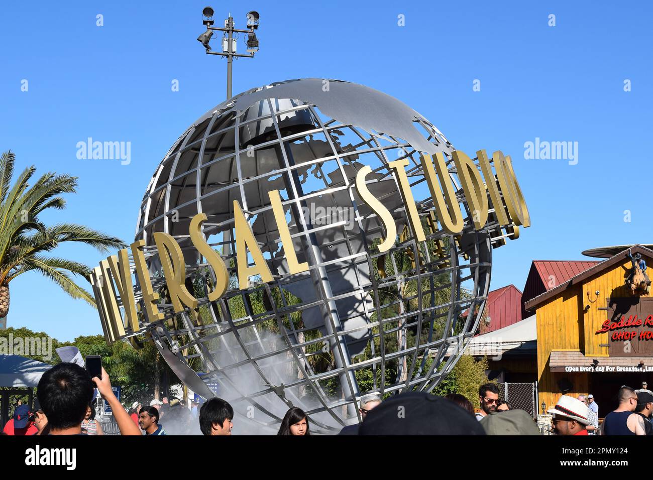 Universal Studios Globe all'ingresso del parco divertimenti Universal Studios Hollywood di Los Angeles, California, USA Foto Stock