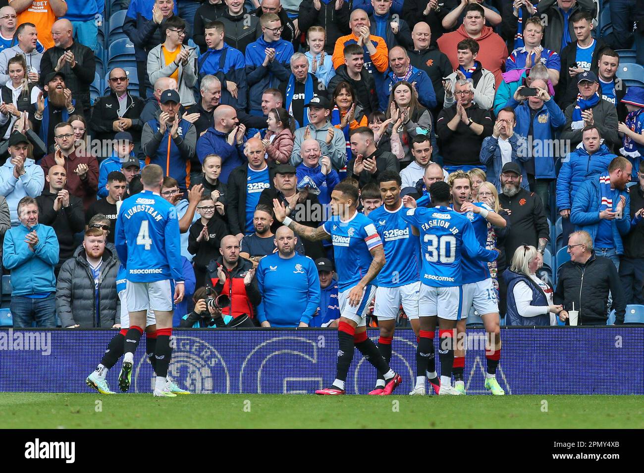 Glaasgow, Regno Unito. 15th Apr, 2023. Nella partita di calcio scozzese tra Rangers e St Mirren, giocata a Ibrox, Rangers casa terra, Rangers ha vinto 5 - 2. Gli scori erano per Rangers: Cantwell (13) 26 minuti, Sakala (30) 48 minuti, Morelos (20) 80 e 81 minuti e Arfield (37) 86 minuti. O'Hara (6) ha segnato per St Mirren in 45 2 e 65 minuti. Credit: Findlay/Alamy Live News Foto Stock