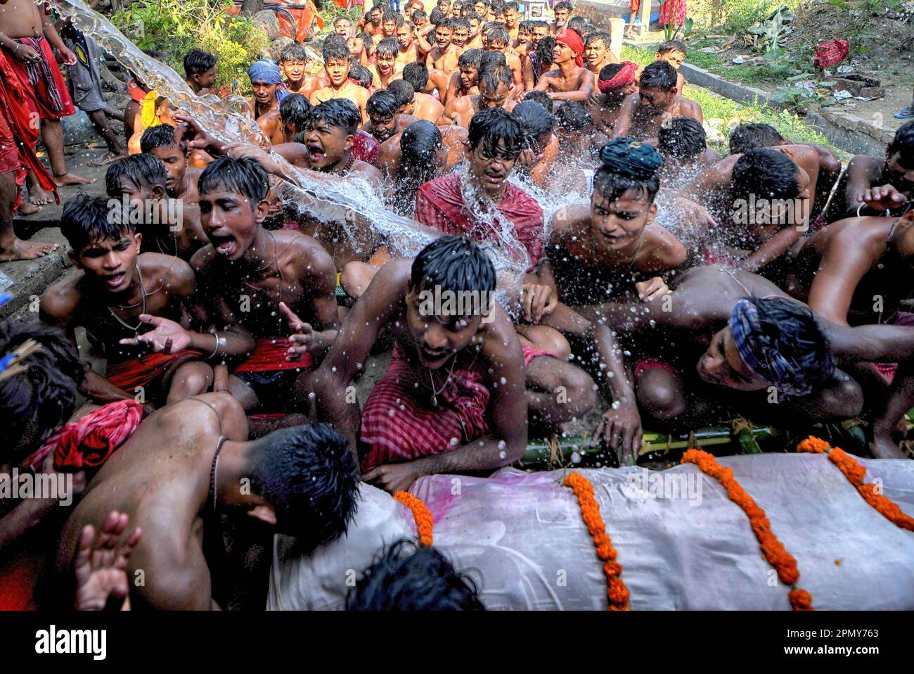 Kalyani, India. 14th Apr, 2023. (NOTA PER I REDATTORI: L'immagine raffigura la morte) i devoti indù piangono nei pressi di un corpo morto durante il rituale tradizionale durante il Charak Puja Festival in un villaggio vicino Kalyani. Charak Festival è uno dei più antichi festival Folk, come i devoti mostrano la loro fede da auto infliggendo dolore nella convinzione che Lord Shiva li aiuterà a superare i problemi nella loro vita quotidiana. (Foto di Avishek Das/SOPA Images/Sipa USA) Credit: Sipa USA/Alamy Live News Foto Stock