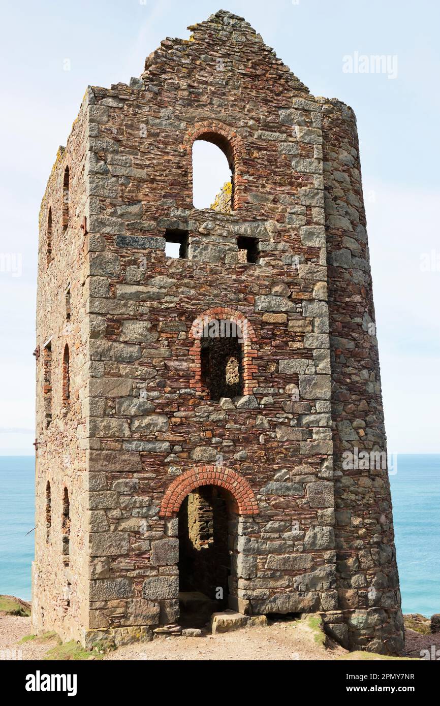 Rovine presso la miniera di stagno Wheal Coates, vicino a St. Agnes, costa settentrionale della Cornovaglia, Regno Unito Foto Stock