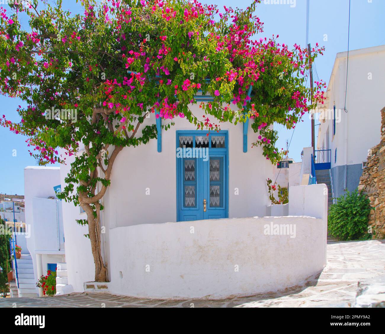 Estate a Paros significa bianco cicladico e blu greco! Foto Stock