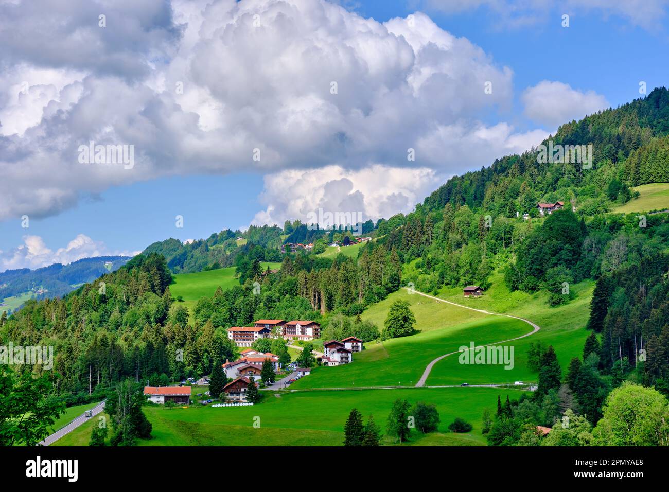 Paesaggio ad Allgaeu alla periferia della strada B 308 appartenente alla strada alpina tedesca nei pressi di Oberstaufen, Baviera, Germania, Europa. Foto Stock