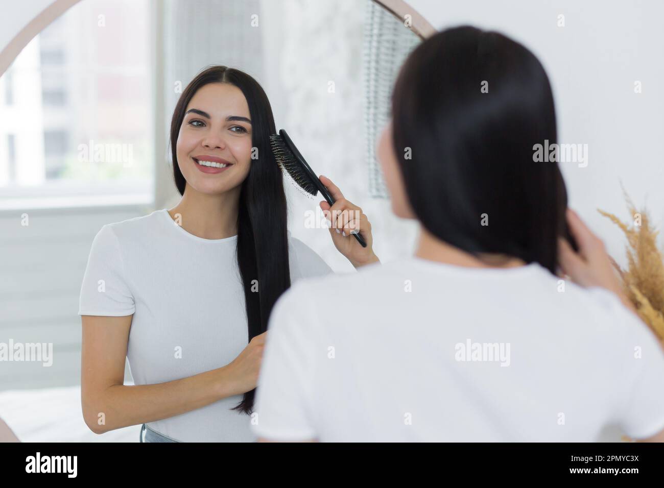 Spazzola per capelli a specchio immagini e fotografie stock ad