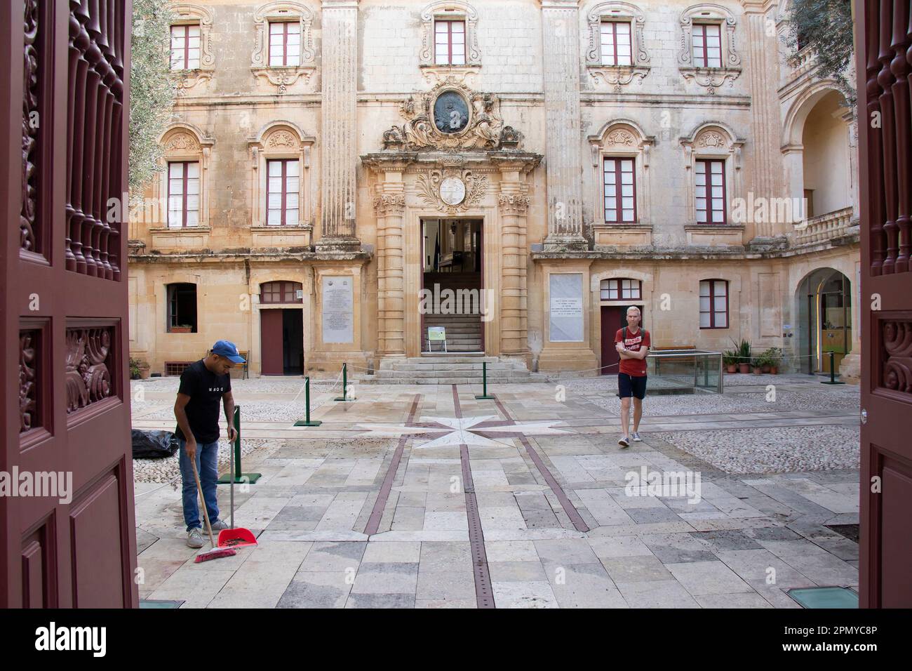 Mdina, Malta - 13 novembre 2022: Museo Nazionale di Storia Naturale, un palazzo di Vilhena in stile barocco francese del 18th° secolo, ingresso al cortile Foto Stock