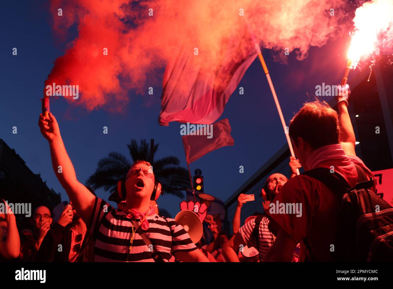 Tel Aviv, Israele. 15th Apr, 2023. Gli israeliani partecipano a una protesta contro il governo israeliano. Credit: Ilia Yefimovich/dpa/Alamy Live News Foto Stock