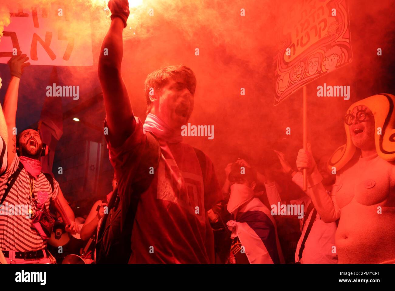 Tel Aviv, Israele. 15th Apr, 2023. Gli israeliani partecipano a una protesta contro il governo israeliano. Credit: Ilia Yefimovich/dpa/Alamy Live News Foto Stock