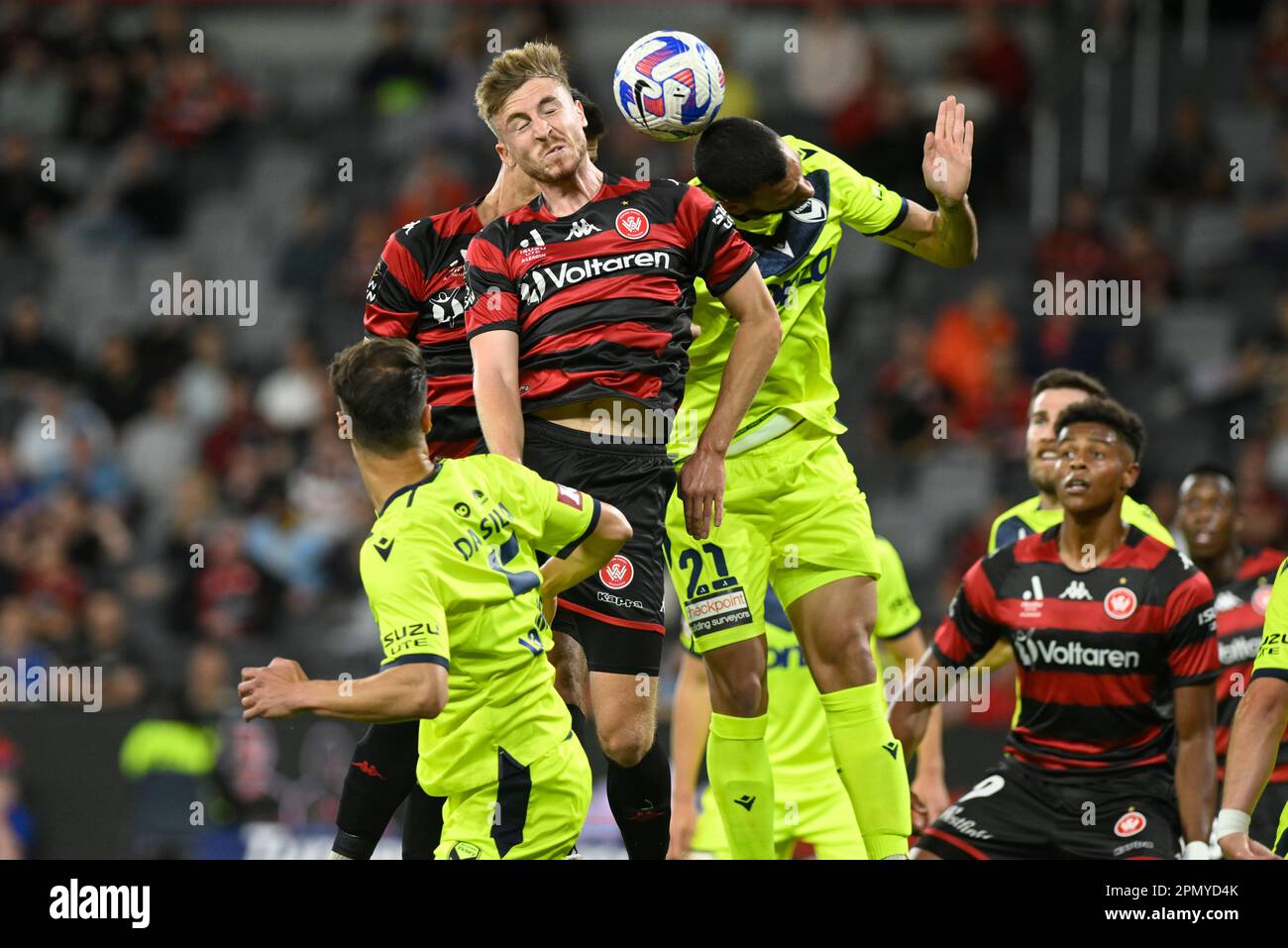 15th aprile 2023; CommBank Stadium, Sydney, NSW, Australia: A-League Football, Western Sydney Wanderers contro Melbourne Victory; Tom Beadling dei Western Sydney Wanderers e Roderick Miranda della Melbourne Victory gareggiano per l'angolo Credit: Action Plus Sports Images/Alamy Live News Foto Stock