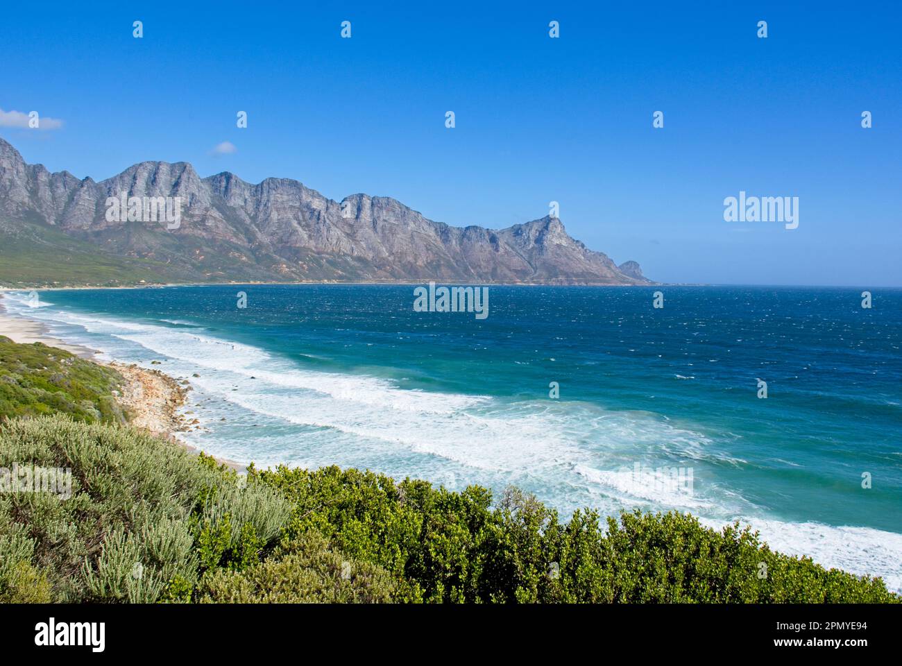Paesaggio della costa di False Bay sulla strada tra Rooi-Els e Gordons Bay Foto Stock