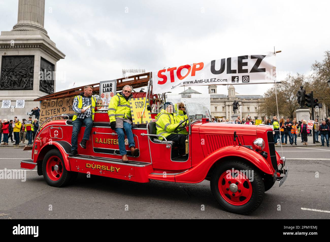 Londra, Regno Unito. 15 aprile 2023. I manifestanti anti anti-ULEZ si riuniscono a Trafalgar Square per dimostrare contro l'estensione della zona a bassissime emissioni che entrerà in vigore a Londra da agosto. Il regime è stato contestato per aver messo maggiormente sotto pressione coloro che sono colpiti dal costo della crisi. Credito: Andrea Domeniconi/Alamy Foto Stock