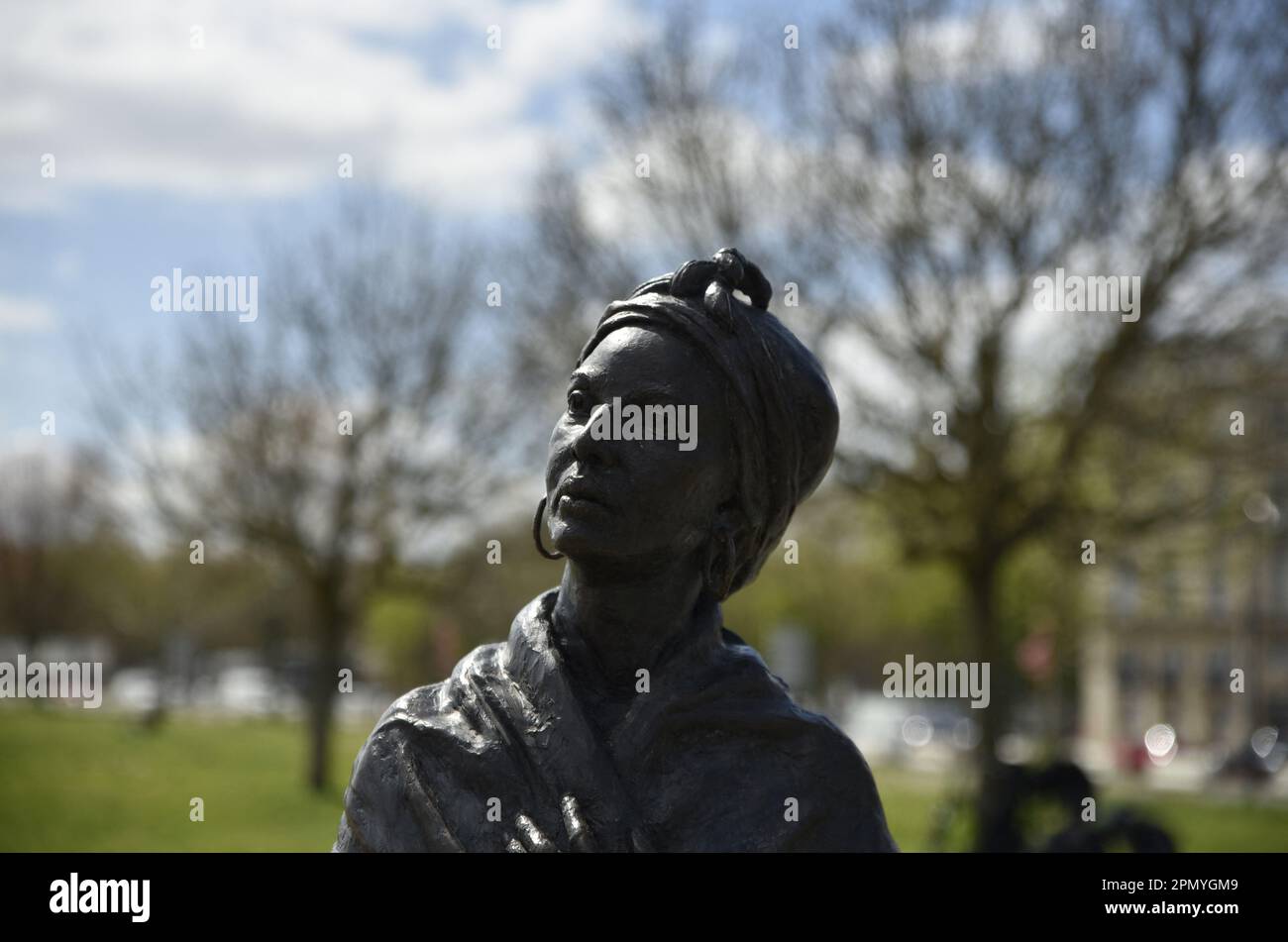 Bordeaux, Francia. 15th Apr, 2023. Statua di Marthe Adéalide Modeste Testas (1765 - 1870) schiavo africano acquistato dal popolo di Bordeaux e deportato a Saint-Domingue, a Quai des Chartrons a Bordeaux, Francia, il 15 aprile 2023. Al Pouessi, battezzato Marthe Adélaide Modeste Testas e conosciuto sotto il nome di Modeste Testas era una donna etiope che era asservita, acquistata dai mercanti di Bordeaux e successivamente liberata dopo aver vissuto in tre continenti. Foto di Patrice Pierrot/ABACAPRESS.COM Credit: Abaca Press/Alamy Live News Foto Stock