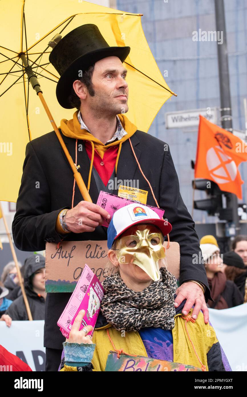 Estinzione ribellione protesta Berlino 15 aprile 2023. I manifestanti, compresi i membri della Extinction Rebellion, hanno marciato dal centro Bayer AG Pharmaceuticals (Berlino centro-nord-est) al ministero federale dell'alimentazione e dell'agricoltura nel centro di Berlino. All'esterno del Ministero si svolse un 'die in', di manifestanti vestiti come animali, e vide l'arrivo della 'Brigata del ribelle Rosso' dalla ribellione dell'estinzione. Berlino Germania. Foto credito garyroberts/worldwidefeatures.com aprile 2023. I manifestanti, compresi i membri della Extinction Rebellion, hanno marciato dal centro Bayer AG Pharmaceuticals (Nord Est ce Foto Stock