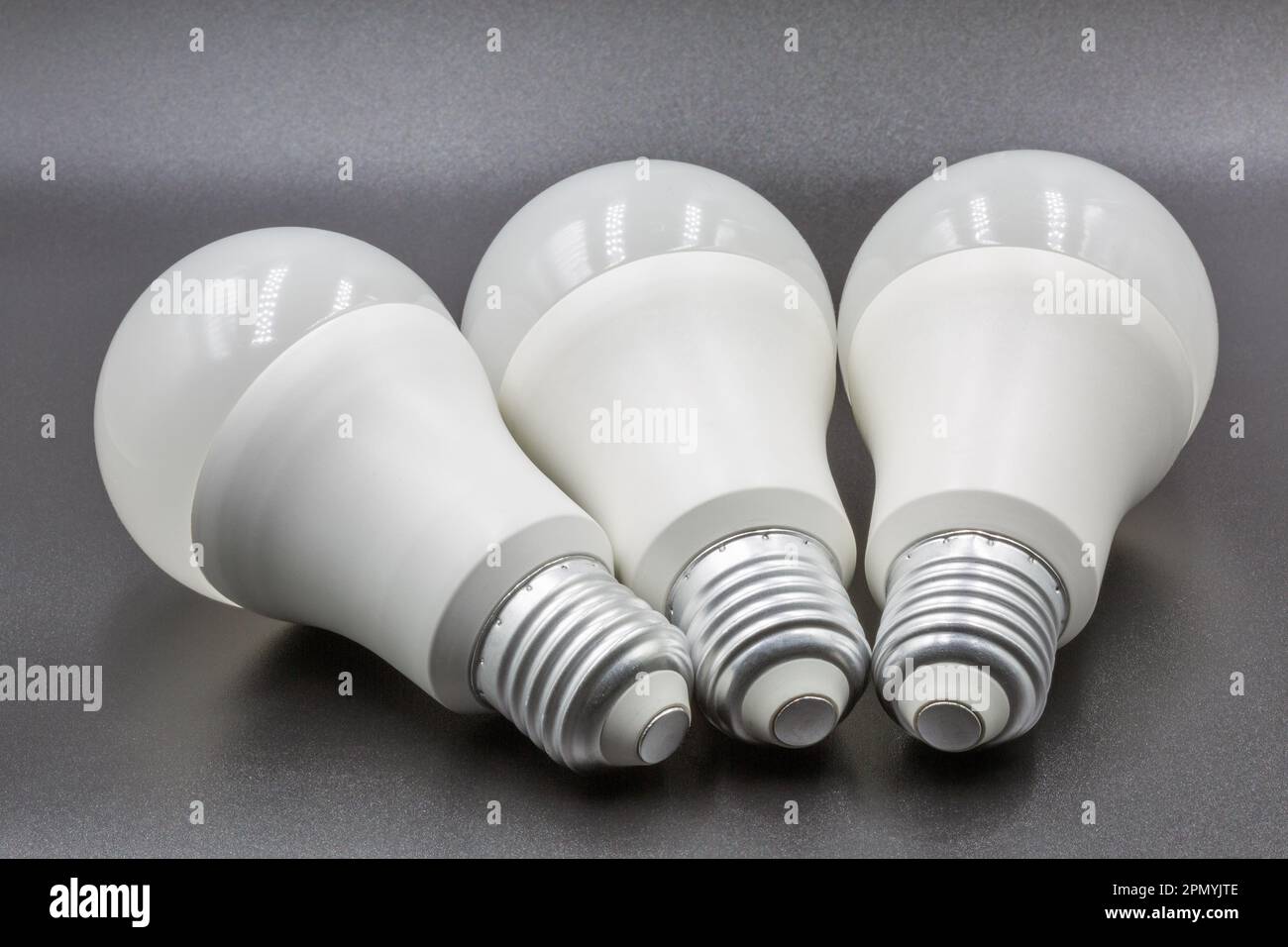 Le lampadine a LED di nuova tecnologia si illuminano di nero. La lampada  elettrica a risparmio energetico è ideale per l'ambiente Foto stock - Alamy