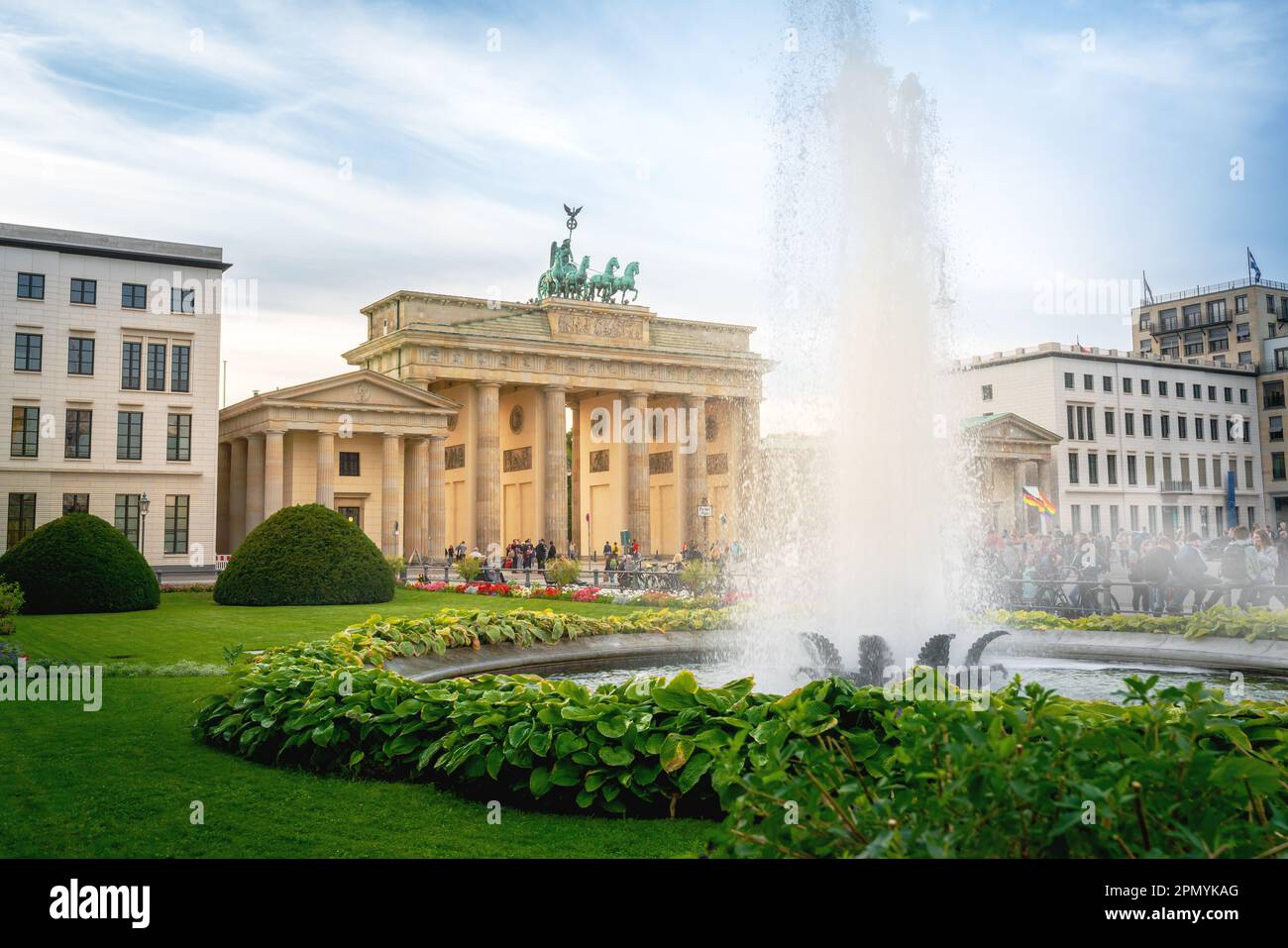 Porta di Brandeburgo e Fontana a Pariser Platz - Berlino, Germania Foto Stock