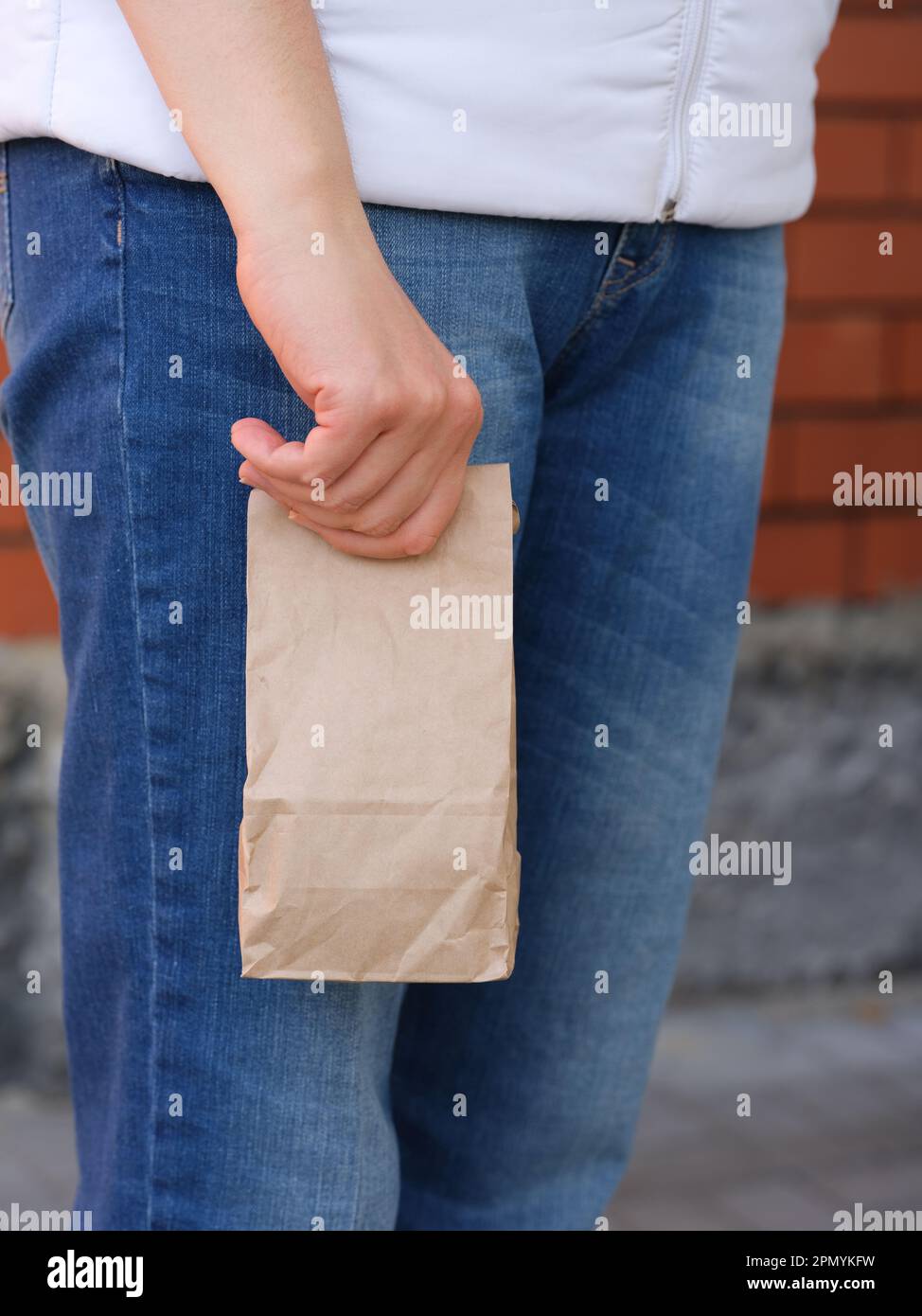 Una donna che tiene in mano un sacchetto di carta. Primo piano. Foto Stock