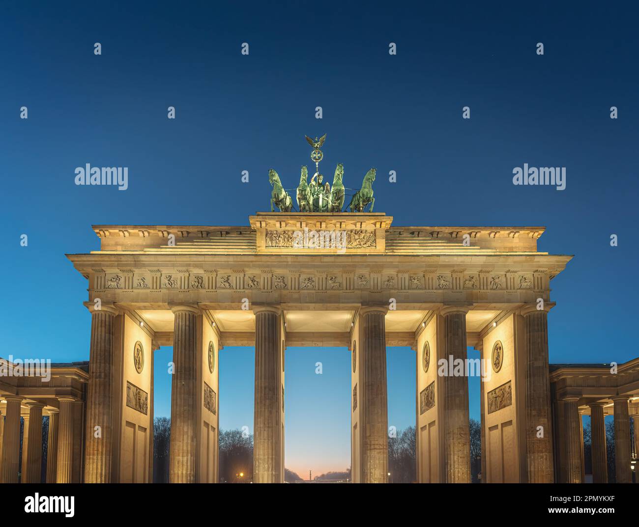 Illuminata la porta di Brandeburgo di notte - Berlino, Germania Foto Stock