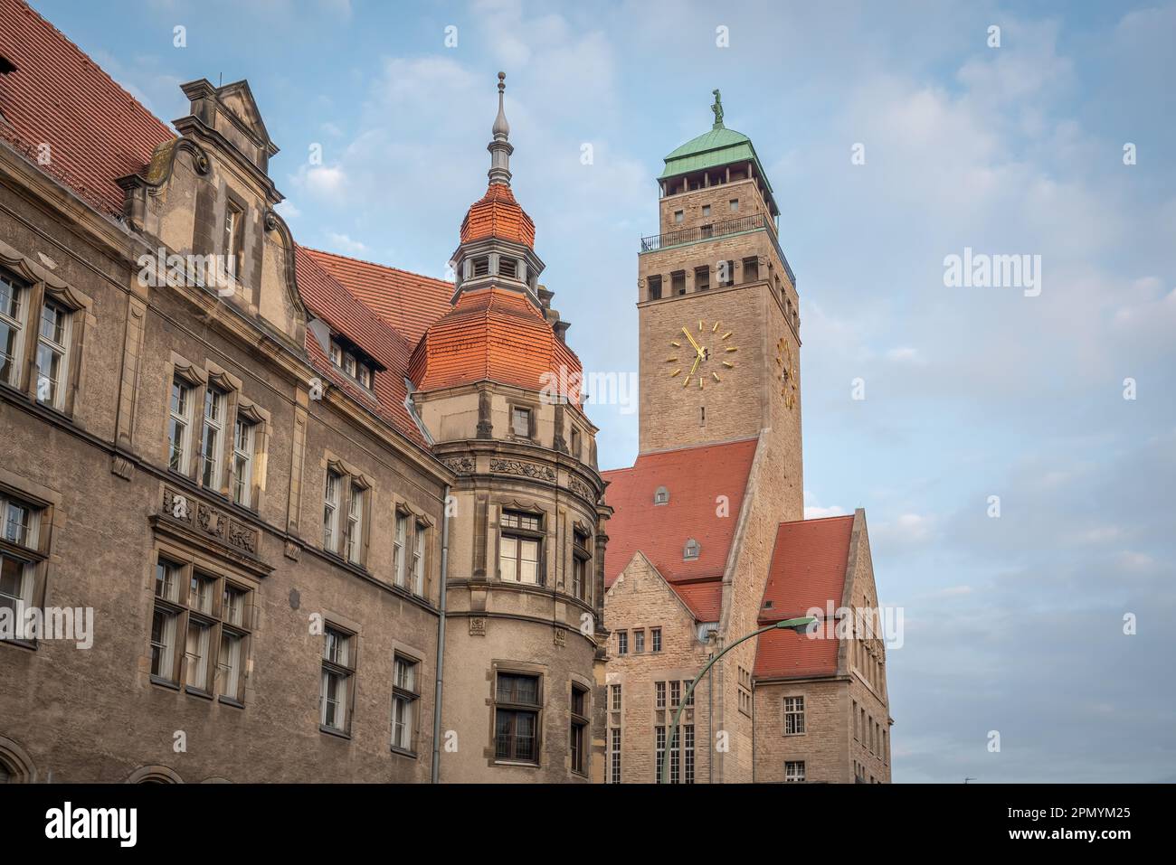 Municipio di Neukolln (Rathaus Neukolln) e Tribunale del Distretto di Neukolln (Amtsgericht Neukolln) - Berlino, Germania Foto Stock