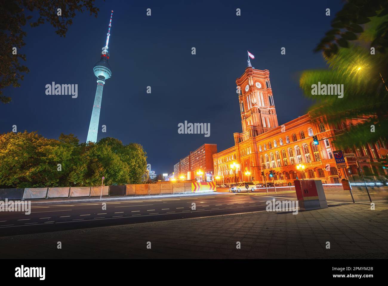 Municipio di Berlino (Rotes Rathaus) e Torre della televisione (Fernsehturm) di notte - Berlino, Germania Foto Stock
