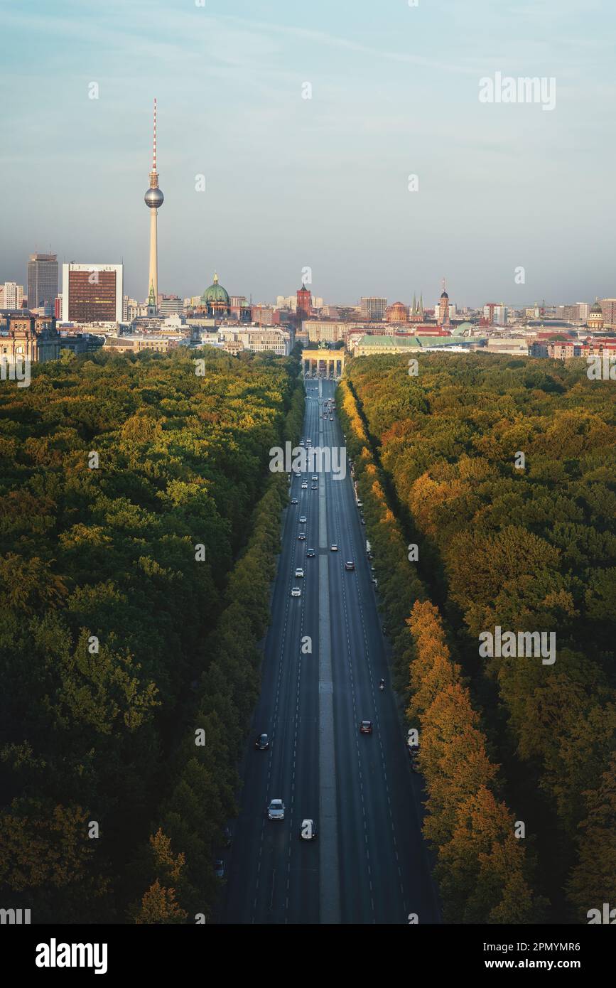 Veduta aerea dello skyline di Berlino con il parco Tiergarten e l'autostrada Bundesstrasse 2 - Berlino, Germania Foto Stock