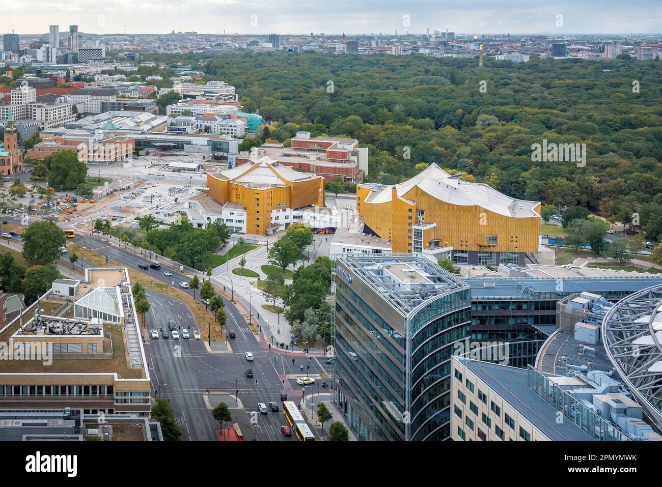 Veduta aerea di Berlino con Berliner Philharmonie (sala concerti sede della Filarmonica di Berlino) - Berlino, Germania Foto Stock