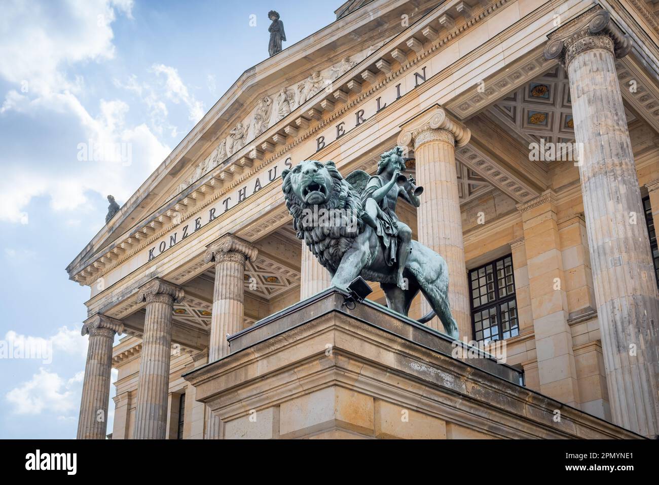 Leone con genio della musica scultura di fronte alla Sala Concerti di Berlino in Piazza Gendarmenmarkt - Berlino, Germania Foto Stock