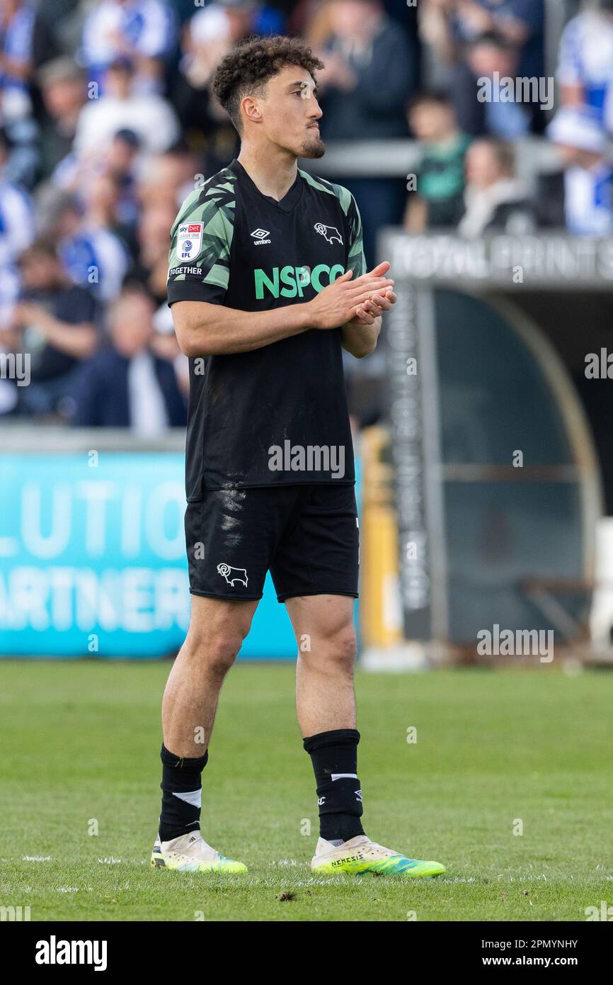 Haydon Roberts #15 di Derby County batte i tifosi di Derby County durante la partita della Sky Bet League 1 Bristol Rovers vs Derby County al Memorial Stadium, Bristol, Regno Unito, 15th aprile 2023 (Photo by Craig Anthony/News Images) in, il 4/15/2023. (Foto di Craig Anthony/News Images/Sipa USA) Credit: Sipa USA/Alamy Live News Foto Stock