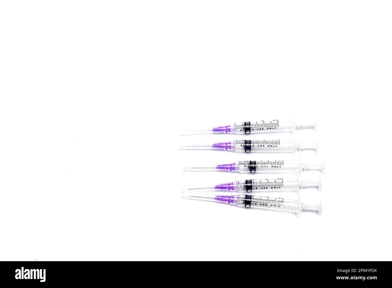 Siringa monouso per uso medico con ago. Applicabile per l'iniezione del vaccino Foto Stock