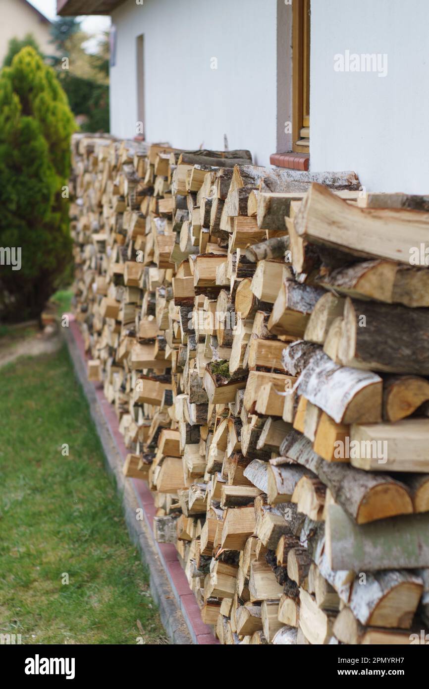 legno tagliato immagazzinato da una casa suburbana Foto Stock