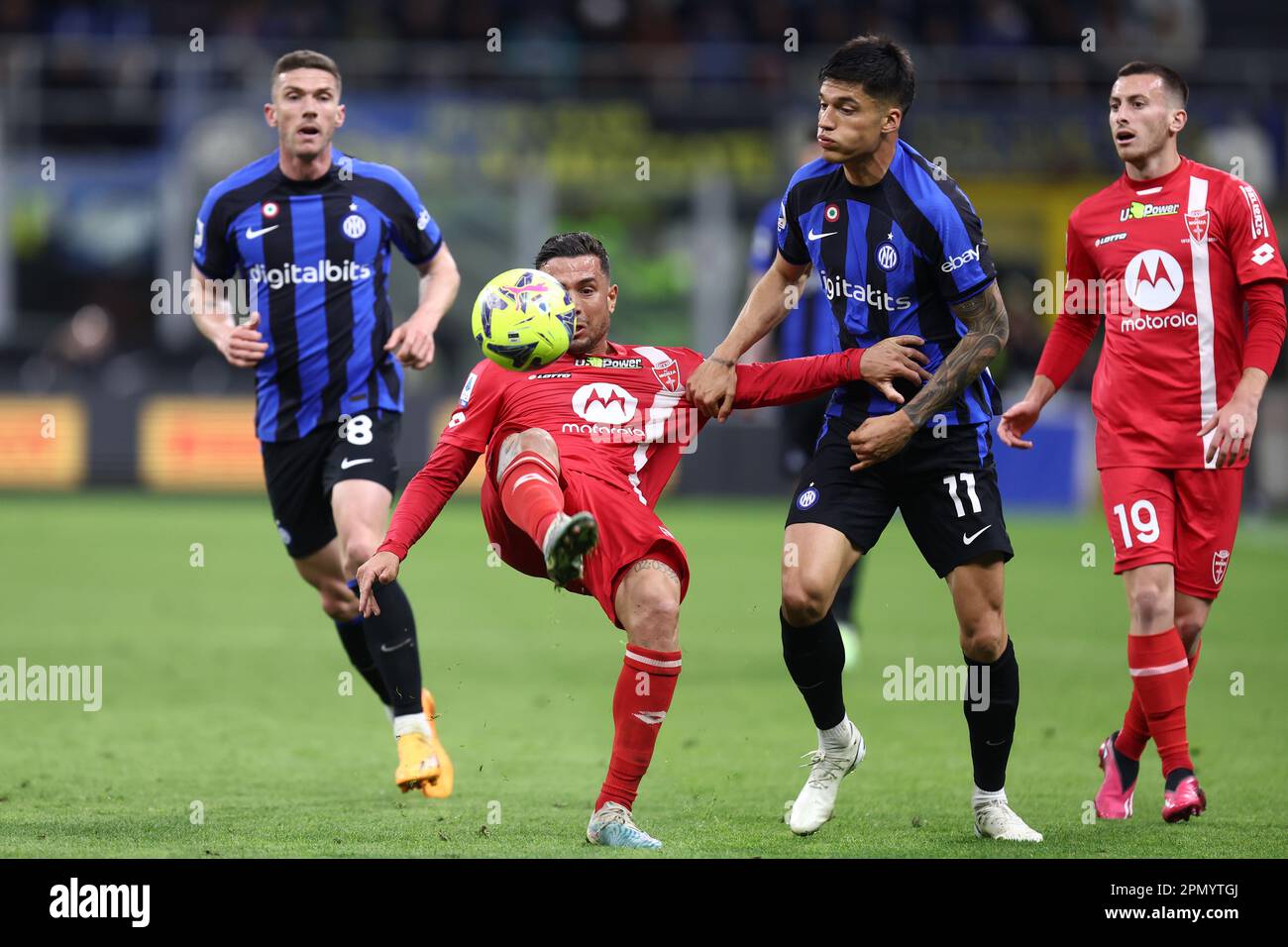 Milano, Italia. 15th Apr, 2023. Armando Izzo dell'AC Monza controlla la palla durante la Serie A match tra FC Internazionale e AC Monza allo Stadio Giuseppe Meazza il 15 aprile 2023 a Milano Italia . Credit: Marco Canoniero/Alamy Live News Foto Stock