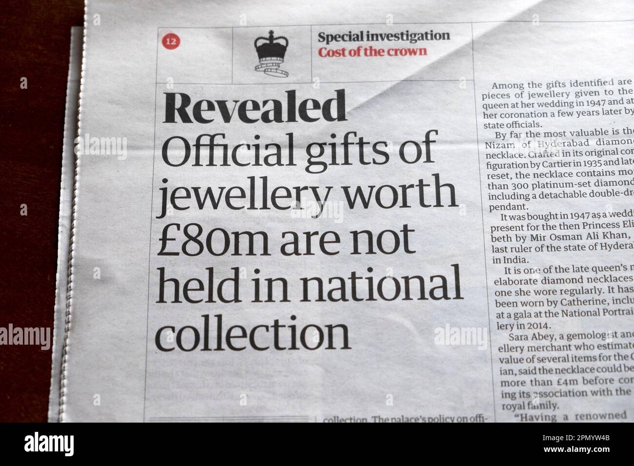 'I regali ufficiali di gioielli del valore di £ 80m non sono detenuti nella collezione nazionale' Guardian giornale costo del titolo articolo corona 15 aprile Londra UK Foto Stock