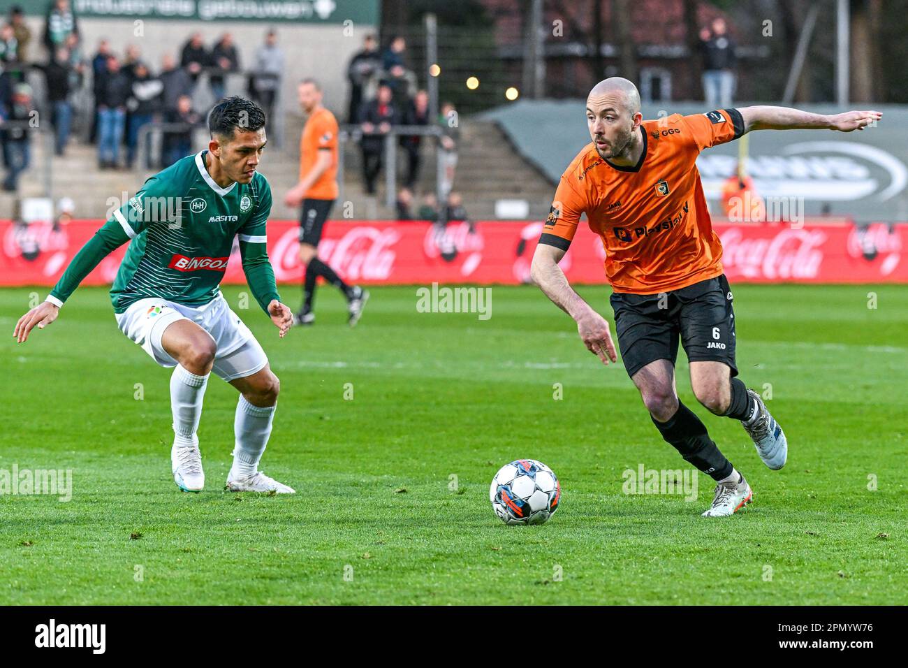 Alonso Martinez (11) di Lommel e Steve De Ridder (6) di KMSK Deinze, nella foto di una partita di calcio tra SK Lommel e KMSK Deinze durante il 7° matchday del torneo di relegazione Challenger Pro League per la stagione 2022-2023 , venerdì 14 aprile 2023 a Lommel , Belgio . FOTO SPORTPIX | Stijn Audooren Foto Stock