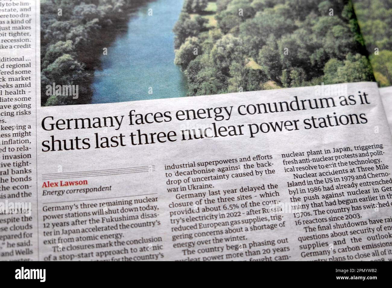 "La Germania si trova di fronte a un enigma energetico in quanto chiude le ultime tre centrali nucleari", il quotidiano Guardian headline la stazione tedesca chiude l'articolo Londra UK Foto Stock