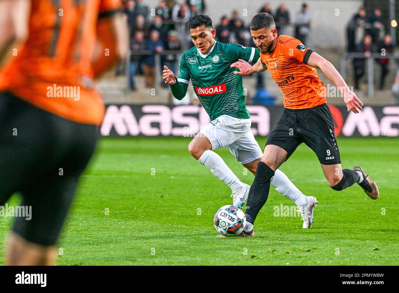 Alonso Martinez (11) di Lommel e Dylan Serge De Belder (9) di KMSK Deinze nella foto di una partita di calcio tra SK Lommel e KMSK Deinze durante il 7° matchday nei play-off di retrocessione della Challenger Pro League per la stagione 2022-2023 , venerdì 14 aprile 2023 a Lommel , Belgio . FOTO SPORTPIX | Stijn Audooren Foto Stock