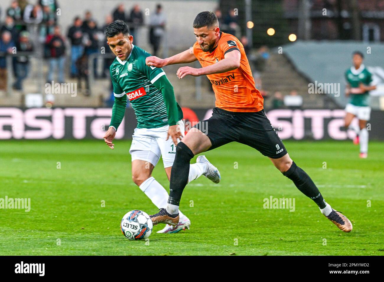 Alonso Martinez (11) di Lommel e Dylan Serge De Belder (9) di KMSK Deinze nella foto di una partita di calcio tra SK Lommel e KMSK Deinze durante il 7° matchday nei play-off di retrocessione della Challenger Pro League per la stagione 2022-2023 , venerdì 14 aprile 2023 a Lommel , Belgio . FOTO SPORTPIX | Stijn Audooren Foto Stock