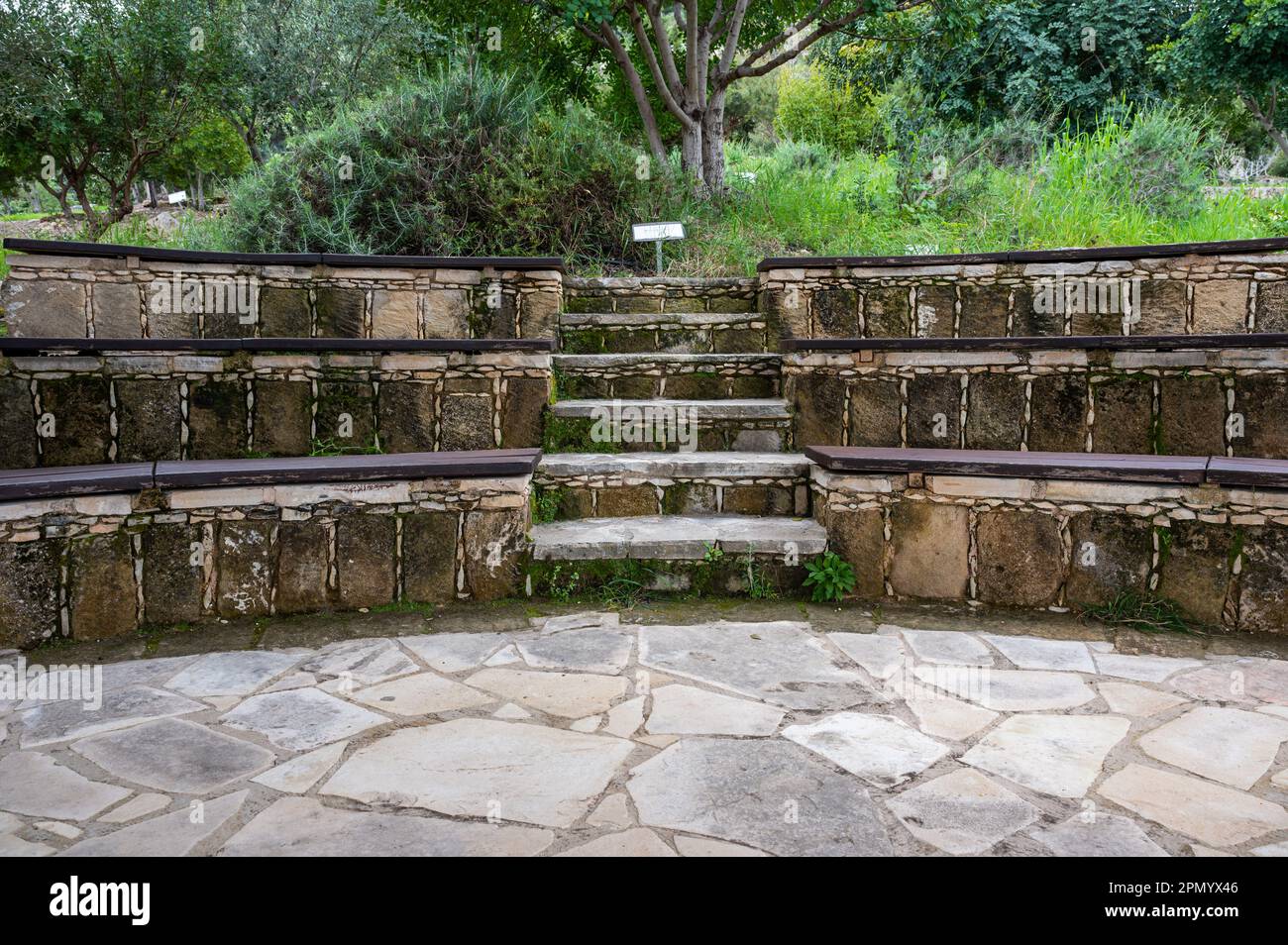 Latsi, poli Chrysochous, Cipro, 22 marzo 2023 - sedi in pietra vuota di un anfiteatro presso l'Orto Botanico delle Terme di Afrodite Foto Stock