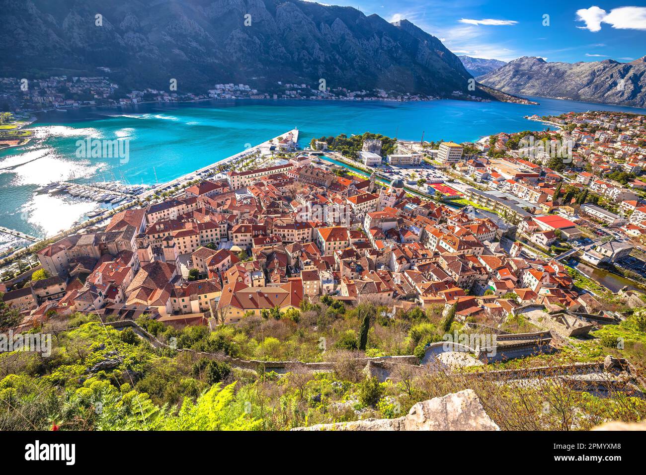 Boka Kotorska e la città di Kotor baia vista panoramica dalla collina, costa del Montenegro Foto Stock