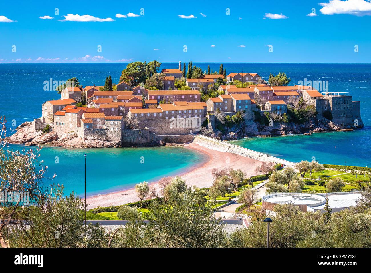 Sveti Stefan storico villaggio isola e vista sulla spiaggia, arcipelago del Montenegro Foto Stock