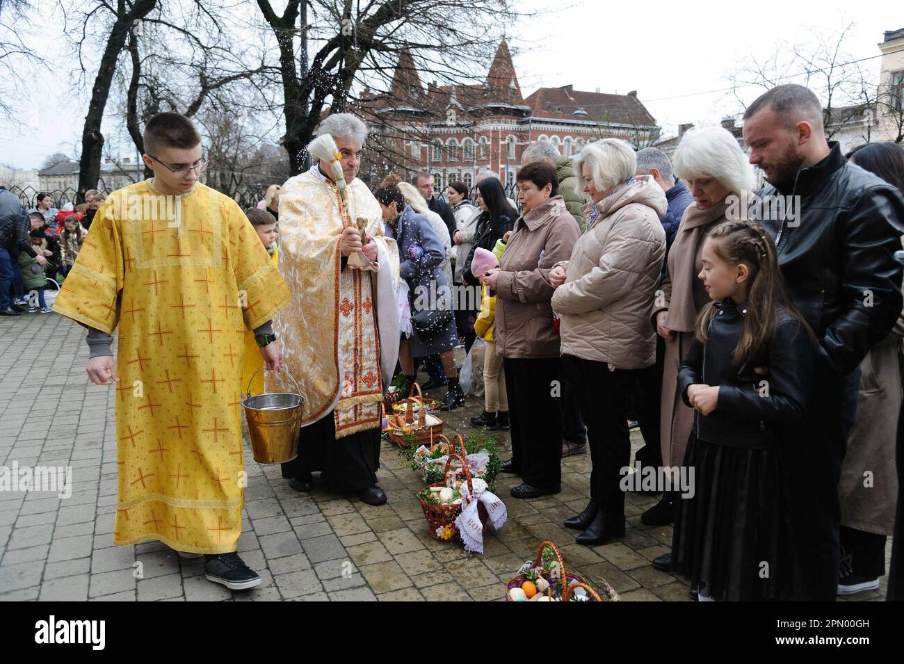 Lviv, Ucraina. 15th Apr, 2023. Un sacerdote ucraino benedice i credenti nella Chiesa di Sant'Olha ed Elisabetta, chiesa cattolica che celebra la Pasqua per segnare la risurrezione di Gesù Cristo dai morti e la fondazione della fede cristiana. (Foto di Mykola TYS/SOPA Images/Sipa USA) Credit: Sipa USA/Alamy Live News Foto Stock