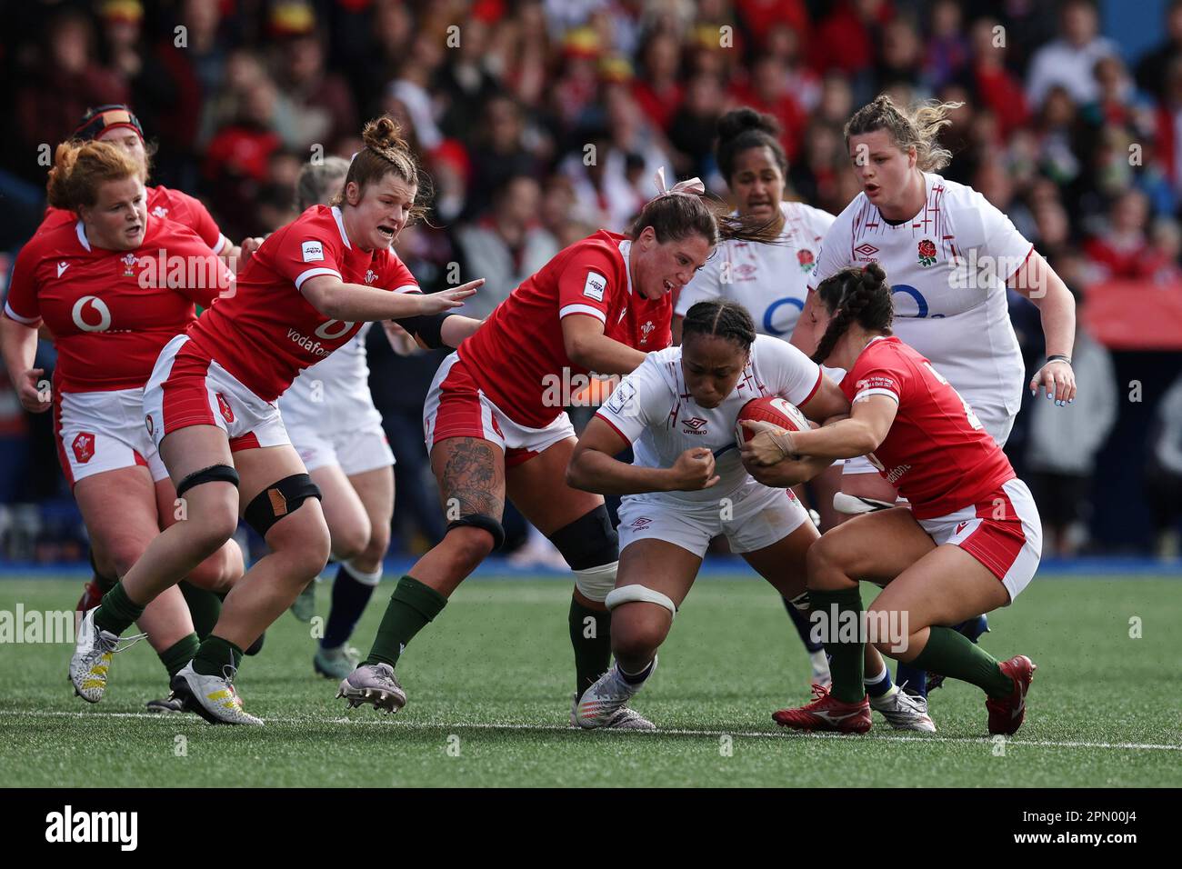 Cardiff, Regno Unito. 15th Apr, 2023. Sadia Kabeya d'Inghilterra (c) è fermato. TikTok Women's Six Nations 2023 Championship, Wales Women contro England Women al Cardiff Arms Park di Cardiff, Galles del Sud, sabato 15th aprile 2023. pic di Andrew Orchard/Andrew Orchard sports photography/Alamy Live news Credit: Andrew Orchard sports photography/Alamy Live News Foto Stock
