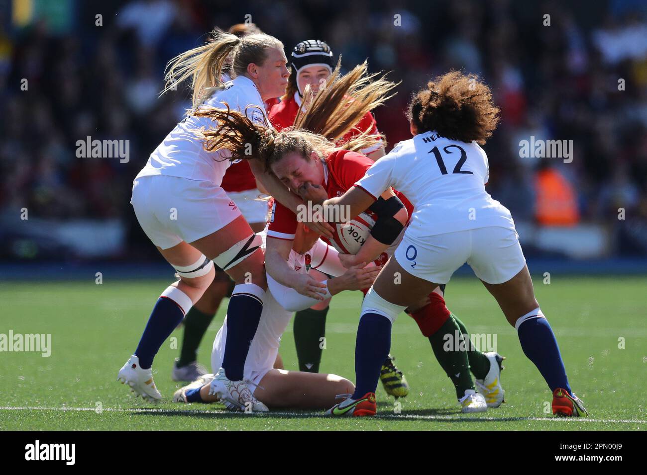 Cardiff, Regno Unito. 15th Apr, 2023. Abbie Fleming of Wales (c) corre in Tatyana Heard of England (12). TikTok Women's Six Nations 2023 Championship, Wales Women contro England Women al Cardiff Arms Park di Cardiff, Galles del Sud, sabato 15th aprile 2023. pic di Andrew Orchard/Andrew Orchard sports photography/Alamy Live news Credit: Andrew Orchard sports photography/Alamy Live News Foto Stock