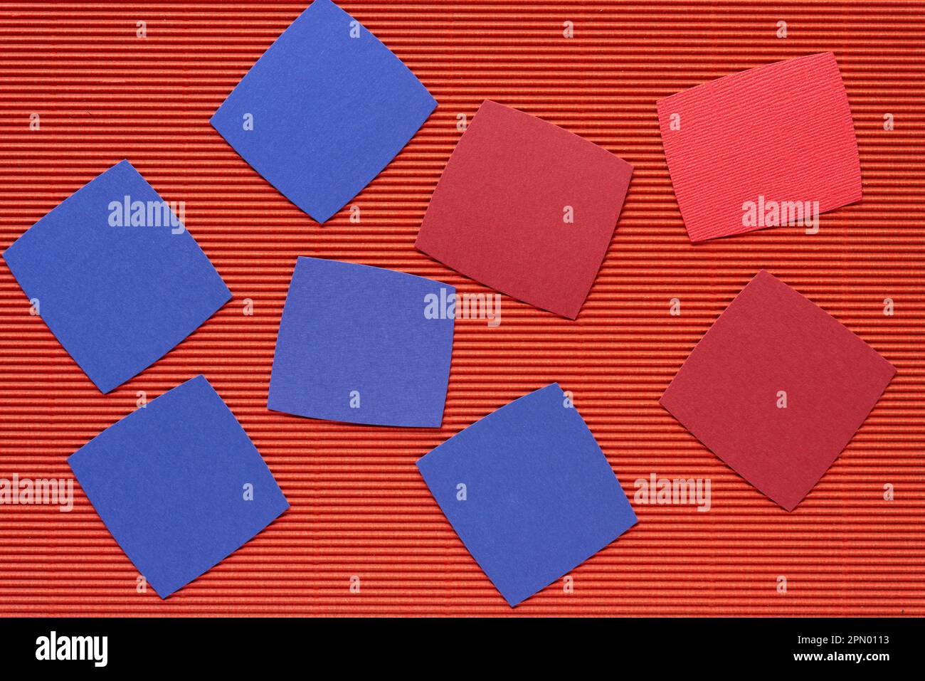 piastrelle di carta su cartone ondulato rosso Foto Stock