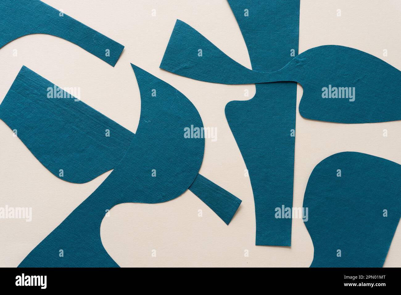 tagliare le forme di carta blu su carta bianca marrone chiaro Foto Stock
