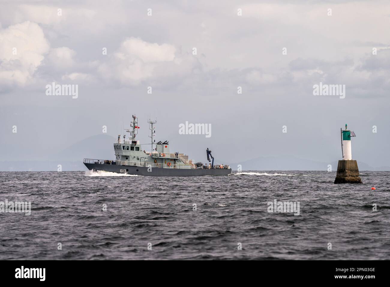 La nave di recupero siluro delle forze canadesi Stikine naviga verso nord nello stretto della Georgia, vicino a Nanaimo, British Columbia, Canada. Foto Stock