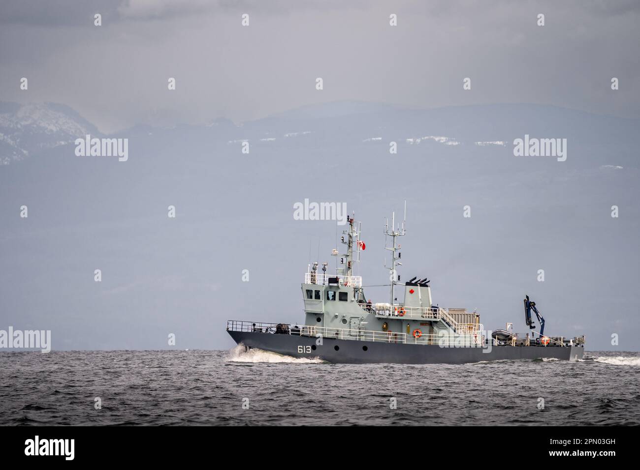 La nave di recupero siluro delle forze canadesi Stikine naviga verso nord nello stretto della Georgia, vicino a Nanaimo, British Columbia, Canada. Foto Stock