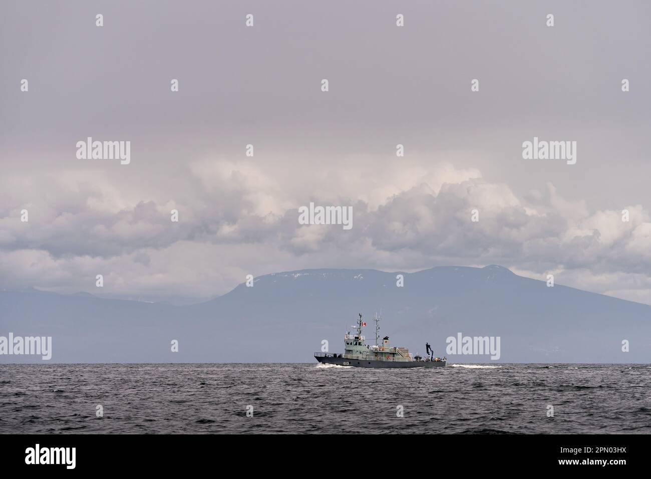 La nave di recupero siluro delle forze canadesi Stikine naviga verso nord nello stretto della Georgia, vicino a Nanaimo, British Columbia, Canada. Foto Stock