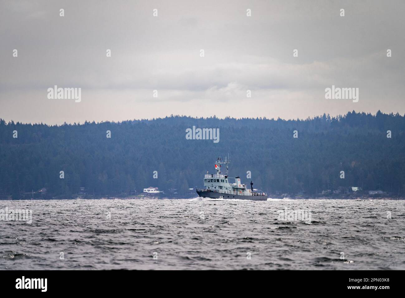La nave di recupero siluro delle forze canadesi Stikine naviga verso nord nello stretto della Georgia, vicino a Nanaimo, British Columbia, Canada. Foto Stock