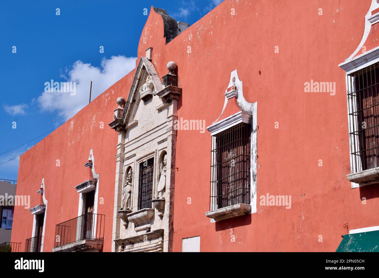 La facciata di un edificio coloniale, con statue, nel centro storico di Merida, Yucatan, Messico. Foto Stock