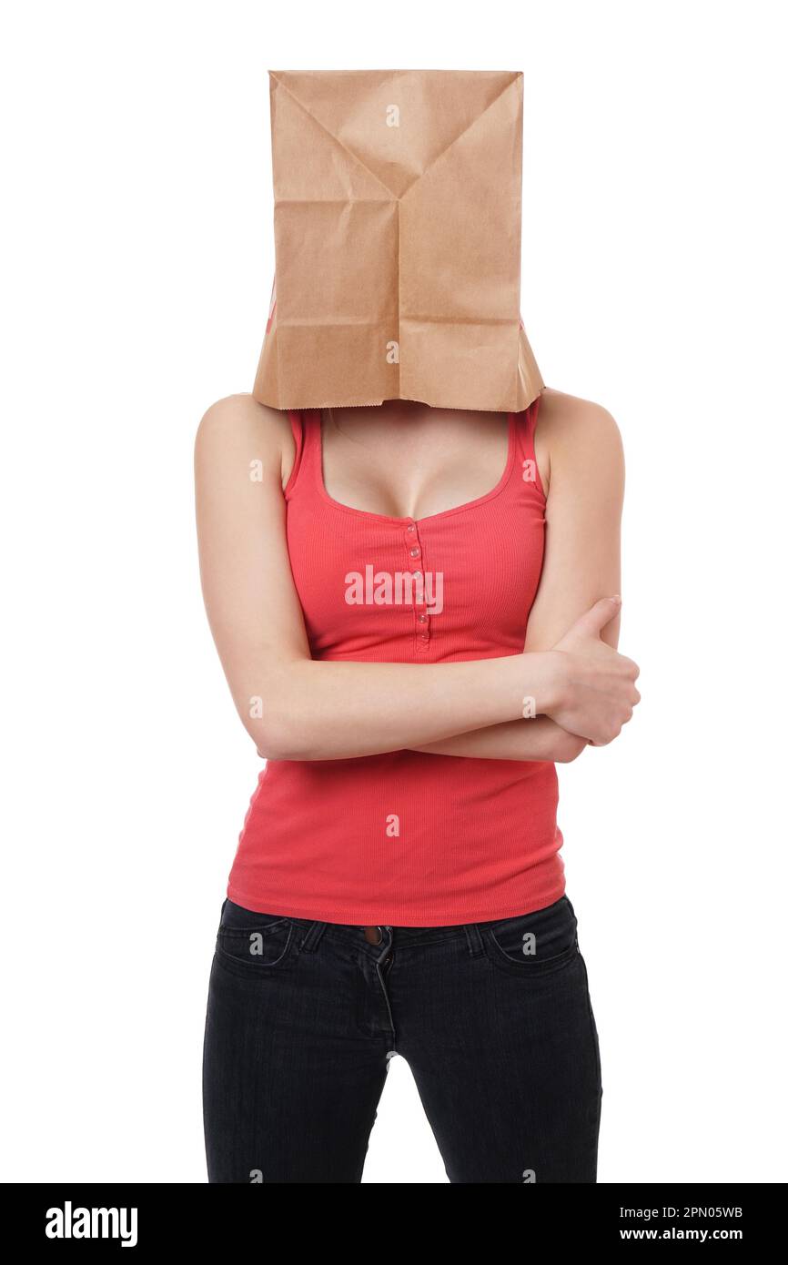 Giovane donna con carta marrone borsa nasconde il suo volto Foto Stock