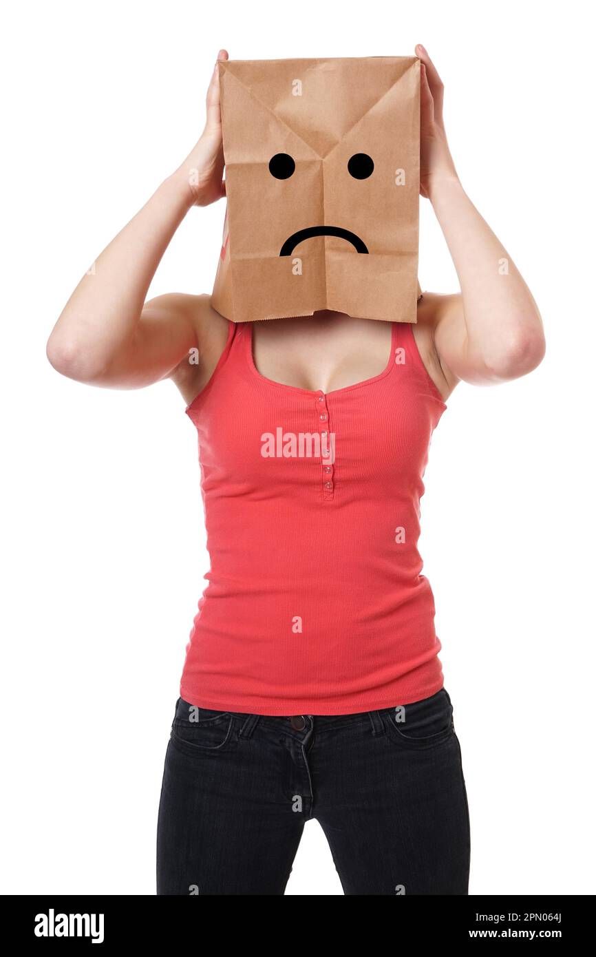 Giovane donna indossa sacchetto di carta con una triste faccina sorridente sopra la testa Foto Stock