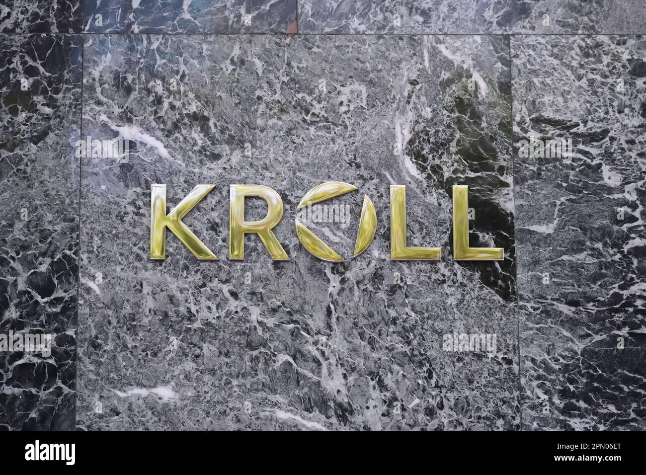 New York, NY - 15 aprile 2023 : logo aziendale di Kroll Inc. Sulla parete di ingresso dell'ufficio a Park Avenue a Midtown, Manhattan. Foto Stock