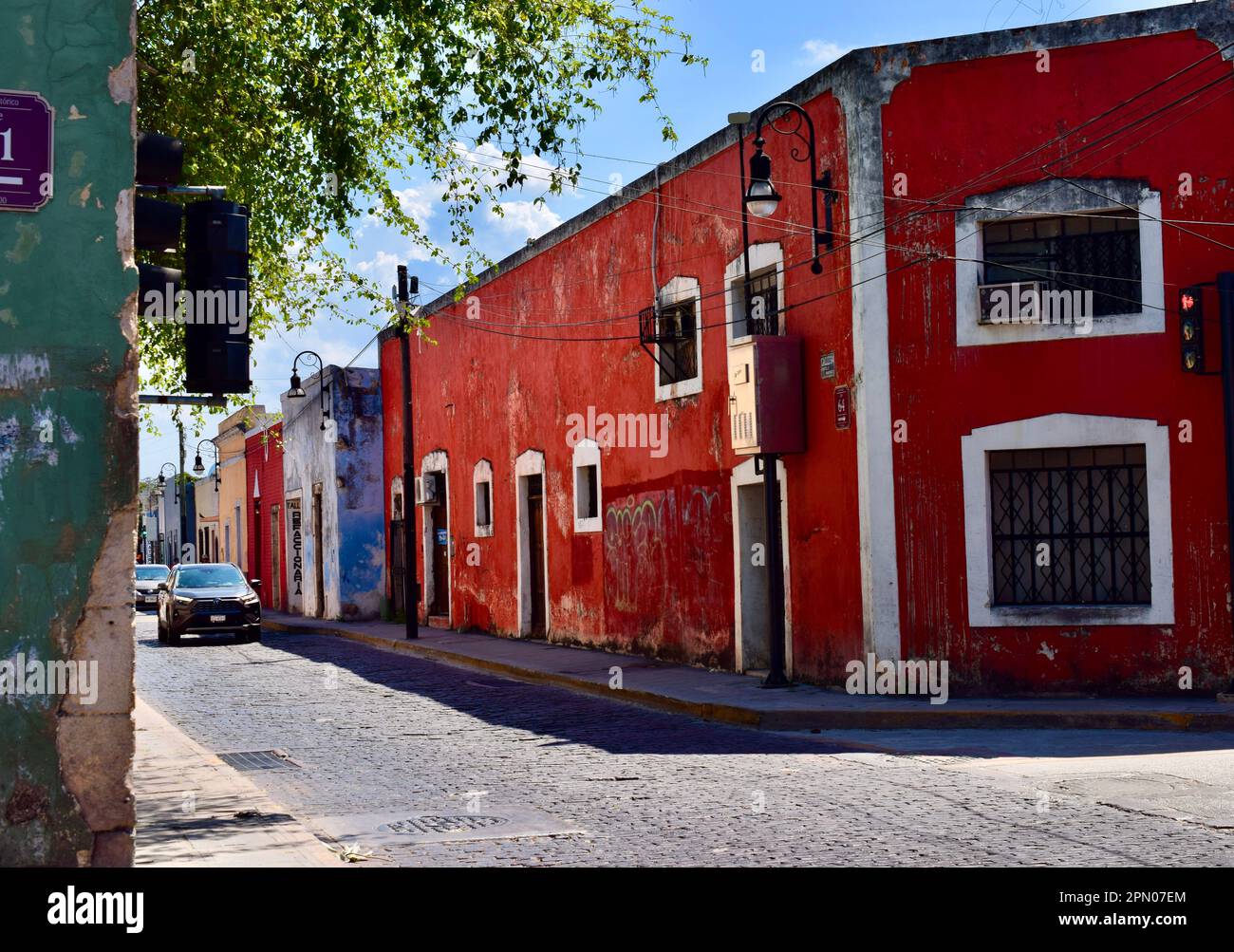 64th strada che si affaccia lontano dall'Arco di San Juan nel centro storico di Merida, Yucatan, Messico. Foto Stock